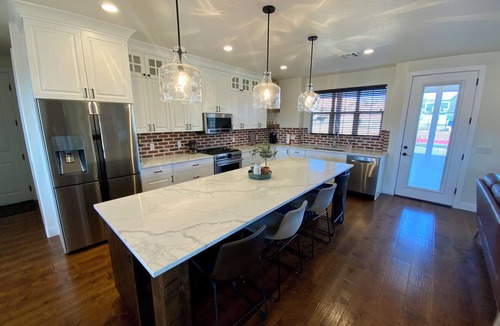 Kanab House | Spacious 6-bedroom house in charming Kanab with WiFi, AC and outdoor amenities