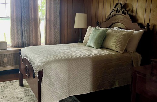 New Haven House | Spacious 7-bedroom Farmhouse in New Haven - On Bourbon Trail!
