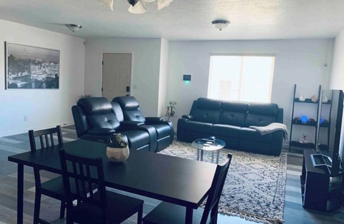 Spanish Fork House | Spacious and Modern Suburban Townhome