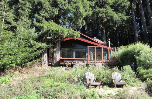Villa Grande House | Spacious, Beautiful Russian Riverfront 3-Bd, 2ba Vintage-Modern home, sleeps 6-8