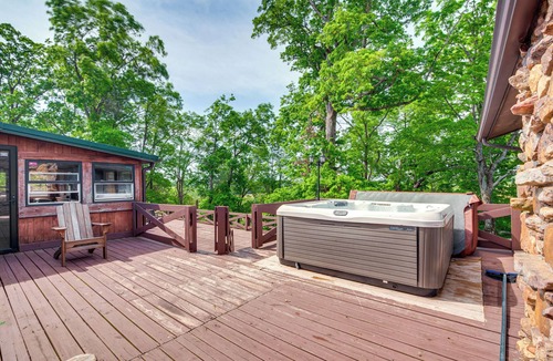 Bowling Green House | Spacious Bowling Green Home w/Hot Tub & Pool!