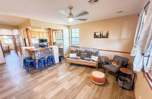 Heber Condo | Spacious Cabin Vibe Condo, Wild Mustangs nearby, Balcony views