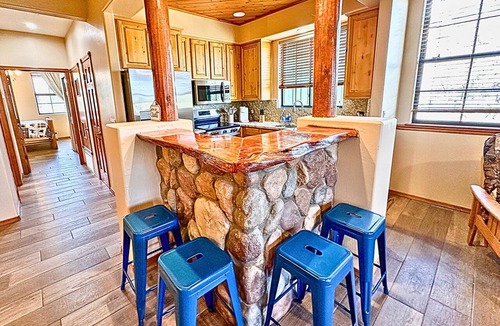 Heber Condo | Spacious Cabin Vibe Condo, Wild Mustangs nearby, Balcony views