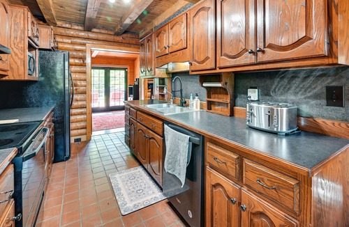 Campbellsville Cabin | Spacious Campbellsville Cabin w/ Pool & Hot Tub!