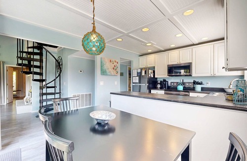 Ocean Ridge Cabin | Spacious cottage with lagoon and golf course views - dog-friendly