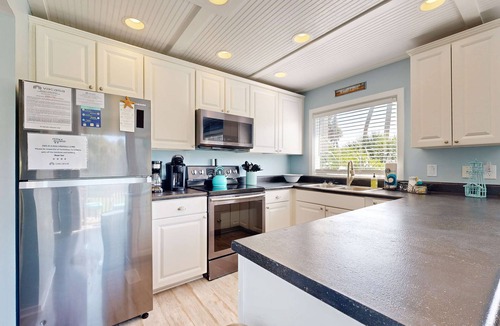 Ocean Ridge Cabin | Spacious cottage with lagoon and golf course views - dog-friendly