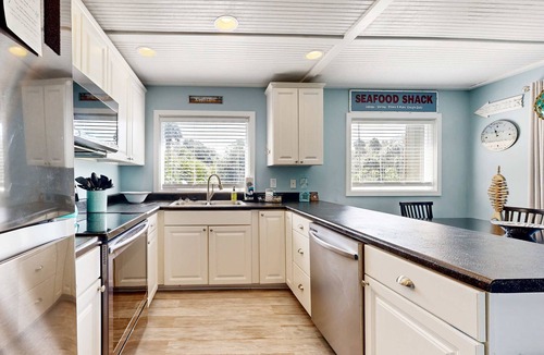 Ocean Ridge Cabin | Spacious cottage with lagoon and golf course views - dog-friendly