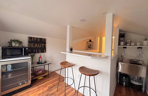 North End Bed & Breakfast | Spacious downtown loft, with soaking tub&gym access-walk to BSU and Boise River!