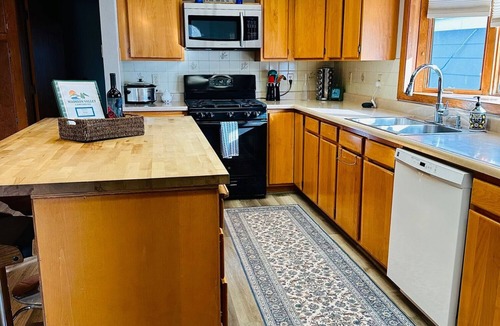 Ennis House | Spacious Ennis Home – Walk to Town, River & Local Attractions