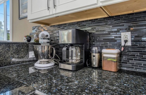 Foster - Powell House | Spacious Family Friendly SE, Free Parking, A/C, Walk to food, Toy Room, Crib!
