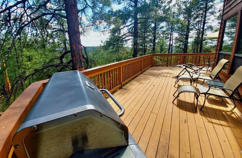 Munds Park Cabin | Spacious Family Mountain Cabin ~Fireplace ~2 Decks ~Near Lake
