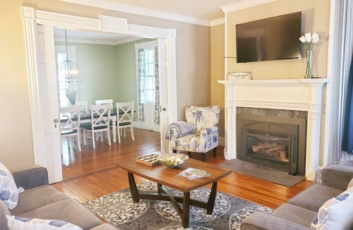 Kingston House | Spacious Farmhouse near beaches, bike path and URI
