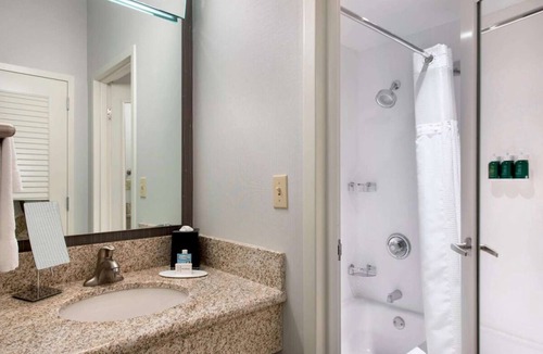 Middletown Hotel | Spacious Good-Value Accommodation! Near Bowen's Wharf, Free Parking, w/Pool