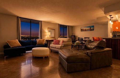 Las Vegas Condo | Spacious High Rise 2BR, 3 mins from Sphere, Convention & Strip Pool/Hot Tub