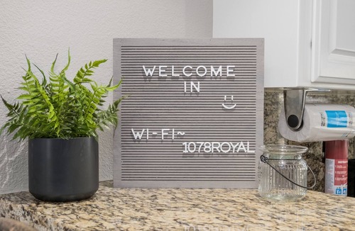 Raisin House | Spacious Home★King Bed★Sanitized⚡️WIFI✔Long Stays!