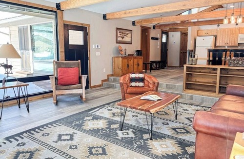 Jackson House | Spacious home with deck, washer/dryer, mountain views & high-speed WiFi