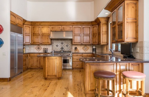 Highlands House | Spacious Home with WIFI, Pool Table, and Panoramic Views