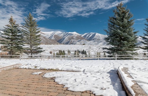 Highlands House | Spacious Home with WIFI, Pool Table, and Panoramic Views