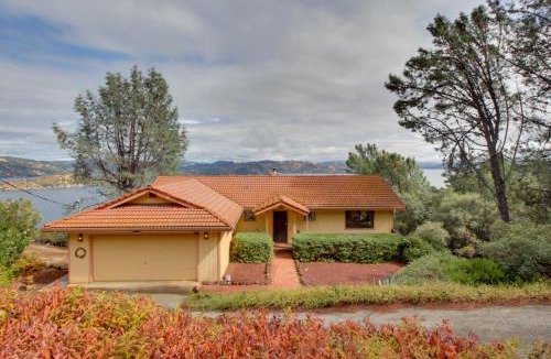 Kelseyville House | Spacious Kelseyville Home w/Large Lakefront Deck!