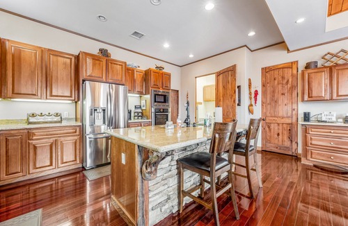 Pinetop-Lakeside House | Spacious lakefront home with deck & W/D