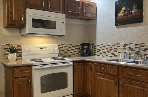 Roseville Apartment | Spacious & Modern studio in the Heart of Roseville