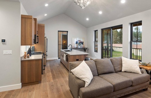 Lakeside Condo | Spacious New 3BR/3BA Condo in Lakeside