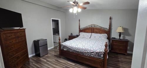 Las Cruces House | Spacious Private Room - Workspace - Las Cruces