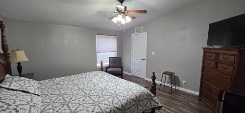 Las Cruces House | Spacious Private Room - Workspace - Las Cruces