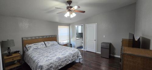 Las Cruces House | Spacious Private Room - Workspace - Las Cruces