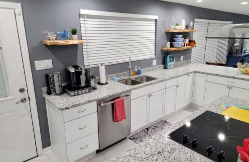 Savannah House | Spacious Retreat with Pool - 15 min to Downtown