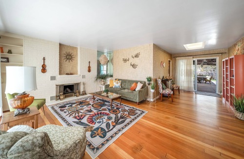Price House | Spacious, Retro Charm, Mid-Century, Fenced Yard, BBQ, Family Friendly, Central!