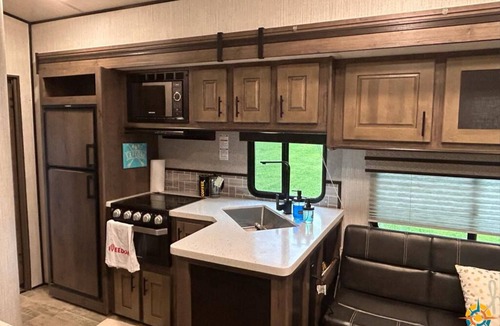 Lexington House | Spacious RV w/ 3BD Setup Toy Hauler Torquinantor Experience @ KHP