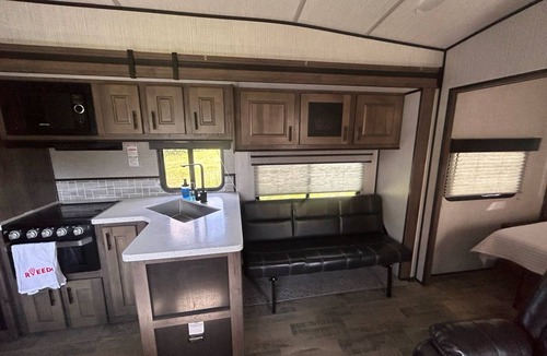 Lexington House | Spacious RV w/ 3BD Setup Toy Hauler Torquinantor Experience @ KHP