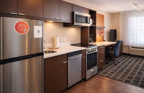 Morrisville Hotel | Spacious Suite Near Lake Crabtree & Umstead State Park – w/Kitchen & Breakfast!