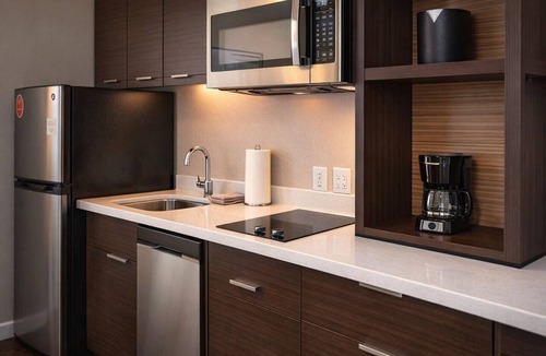 Morrisville Hotel | Spacious Suite Near Lake Crabtree & Umstead State Park – w/Kitchen & Breakfast!