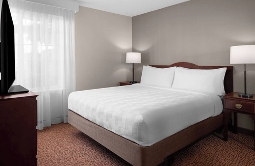 Sacramento Hotel | Spacious Suite Perfect for Family and Extended Stays Near CSUS
