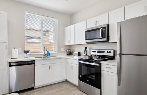 Glendale Apartment | Spacious Two Bedroom Two Bathroom with Free Parking and Cozy Beds
