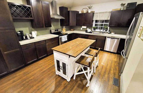 Burnside House | Spacious Updated Farmhouse with King Beds, WiFi, AC, Ping Pong, Yard, & Smart TV