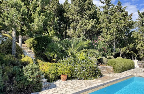 Magazia Villa | Spacious villa in extensive private grounds overlooking Ahai bay near Erimitis