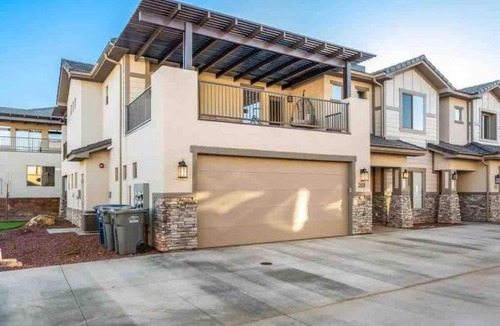 Hurricane House | Spacious Villa with Lazy River, Pool & Hot Tub