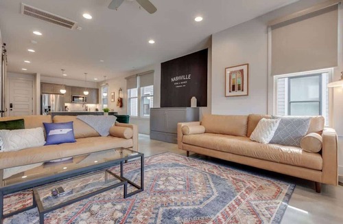 Greenwood House | Spacious & Walkable East Nash Designer Twin Homes | Sleep 20 with Smart TVs, Workspaces & Fast WiFi | 2 Garages & Full Kitchens | Walk to Mas Tacos, 10 Min to Broadway | 24 Hr Hospitality