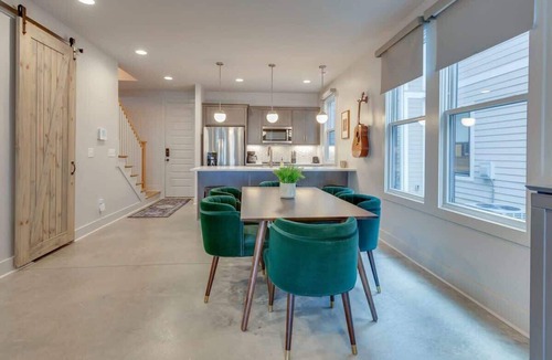 Greenwood House | Spacious & Walkable East Nash Designer Twin Homes | Sleep 20 with Smart TVs, Workspaces & Fast WiFi | 2 Garages & Full Kitchens | Walk to Mas Tacos, 10 Min to Broadway | 24 Hr Hospitality