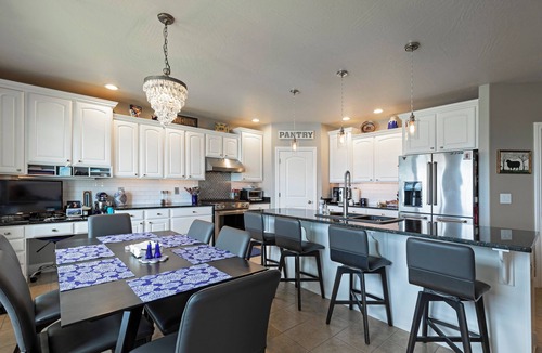 Farviews - Pattee Canyon House | Spacious with stunning views overlooking Missoula with gameroom and gym