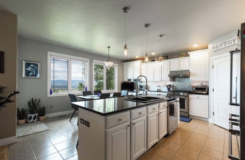 Farviews - Pattee Canyon House | Spacious with stunning views overlooking Missoula with gameroom and gym
