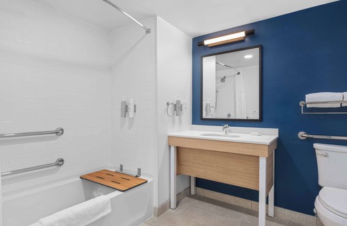 Fredericksburg Hotel | Spark by Hilton Fredericksburg Southpoint