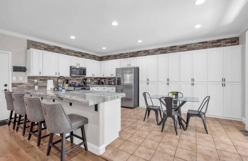 Sparks House | Sparks 2-Storys|18 mins to Downtown|Sleeps 16