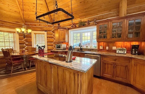 Whitefish House | Spectacular 4 Bedroom Log Home near Bootjack Lake