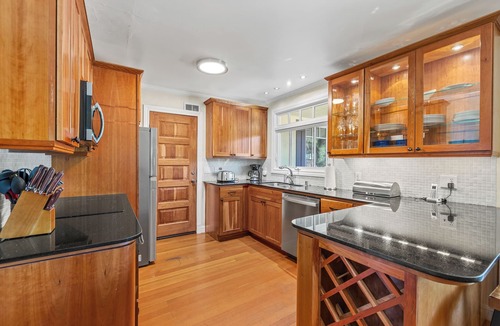 Healdsburg House | Spectacular Vineyard View! SPA, Close to Plaza!- 3br/2ba (up to 8 guests)