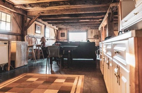 Pomeroy House | Spend some time in a lovely pre-civil war barn!