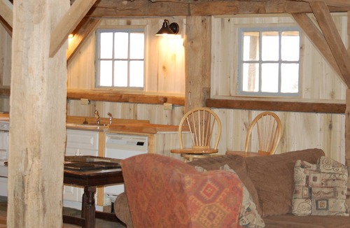 Pomeroy House | Spend some time in a lovely pre-civil war barn!